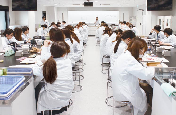 解剖生理学実験室（新館）